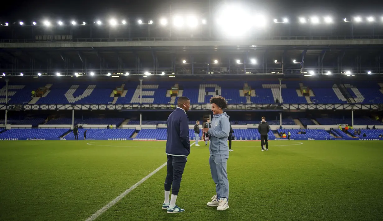 Pemain Everton, Ashley Young (kiri) berbincang dengan putranya, Tyler Young sebelum laga putaran ketiga Piala FA 2024/2025 melawan Peterborough United di Goodison Park, Liverpool, Inggris, Jumat (10/01/2025) WIB. (AP Photo/PA/Peter Byrne)