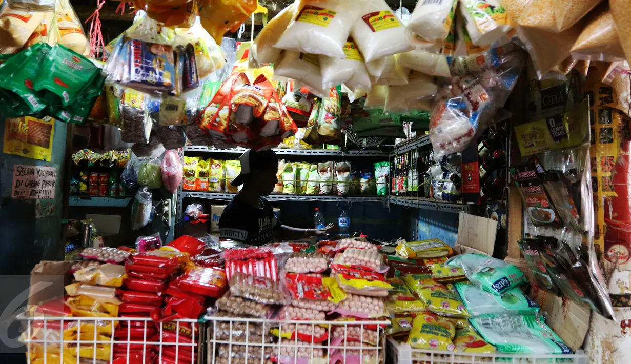 Seorang pedagang bahan makanan di pasar Kebayoran Lama, Jakarta, Selasa (3/1). Kelompok bahan makanan menjadi penyumbang inflasi terbesar sepanjang 2016 yakni mencapai 1,21 persen dari inflasi 2016 yang mencapai 3,02 persen. (Liputan6.com/Angga Yuniar)