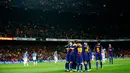 Penyerang Barcelona, Lionel Messi merayakan gol bersama rekan setimnya saat melawan Espanyol dalam pertandingan Liga Spanyol di stadion Camp Nou, Barcelona (9/9). (AP Photo/Manu Fernandez)