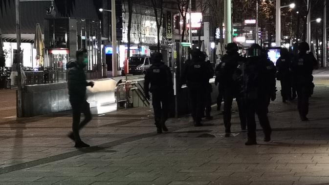 Polisi berpatroli di sebuah jalan di Wina, Austria, 2 November 2020. Satu orang tewas dan beberapa lainnya terluka parah dalam sejumlah insiden penembakan yang terjadi pada Senin (2/11) malam waktu setempat di pusat Kota Wina. (Xinhua/Georges Schneider)