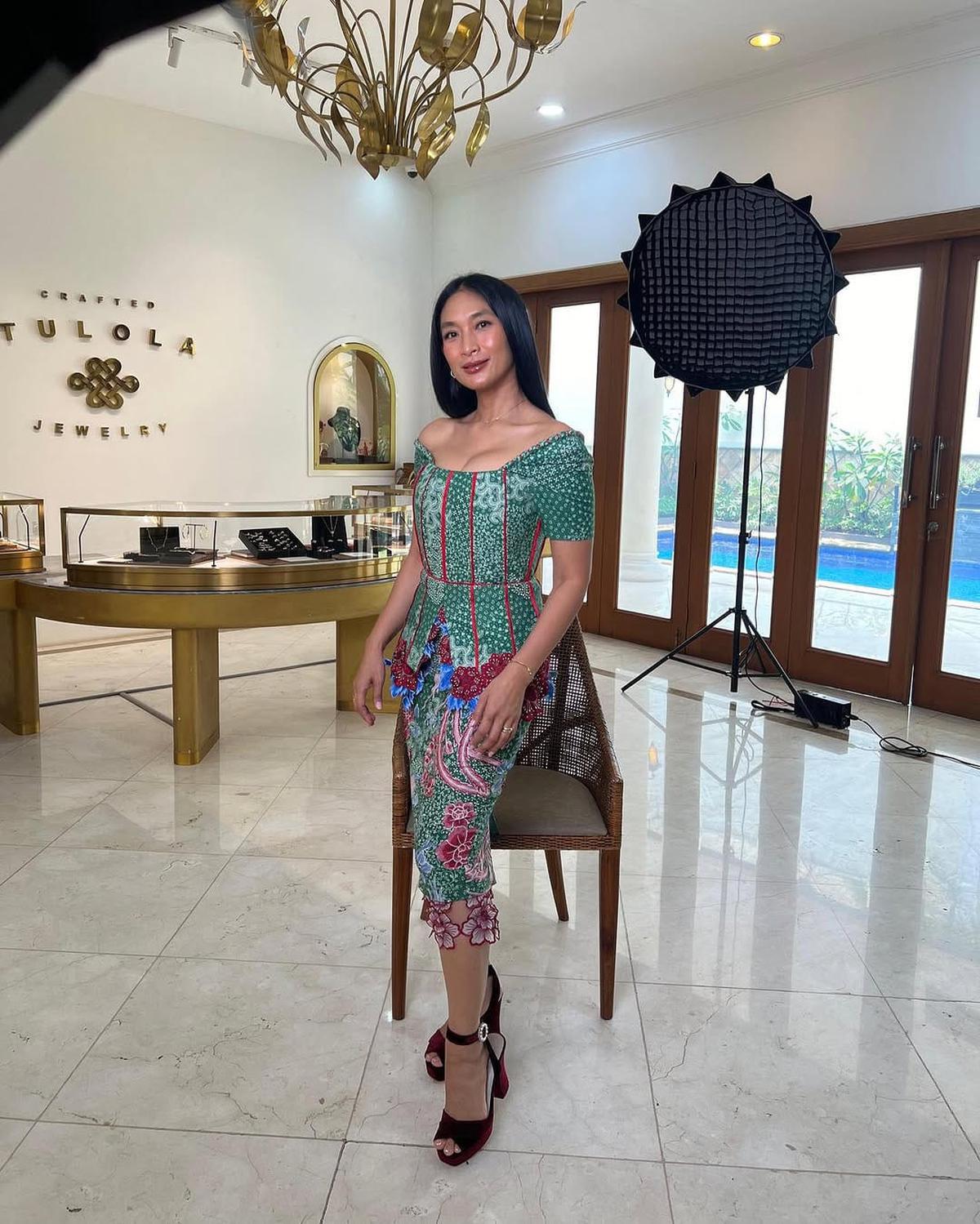 Model Batik Casual Hingga Resmi Ala Happy Salma, Bikin Tampilan Simple Tapi Memukau