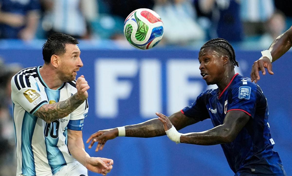 FOTO: Messi Bawa Argentina Melaju ke 16 Besar