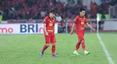 Pemain Persija Jakarta, Witan Sulaeman dan Ryo Matsumura, tertunduk lesu setelah ditahan imbang Dewa United pada laga pekan kelima BRI Liga 1 2024/2025 di Stadion Utama Gelora Bung Karno, Jakarta, Senin (16/9/2024). (Bola.com/M Iqbal Ichsan)