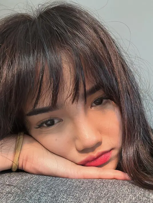 Potret selfie Fuji dari dekat, memperlihatkan kulitnya yang sehat dan cantik natural. Foto: Instagram.