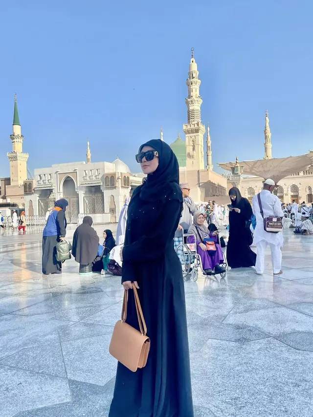 6 Potret Bebizie Tampil Berhijab Saat Umrah, Sempat Bertemu Lesti Kejora
