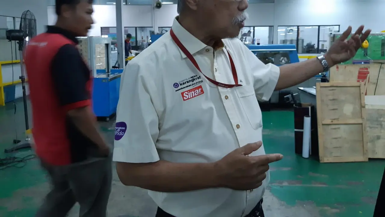 Penasihat Eksekutif Editorial Sinar Harian, salah satu surat kabar terbesar di Malaysia, Abdul Jalil di kantor kumpulan media Karangkraf, Shah Alam. (Liputan6.com/Tanti Yulianingsih)