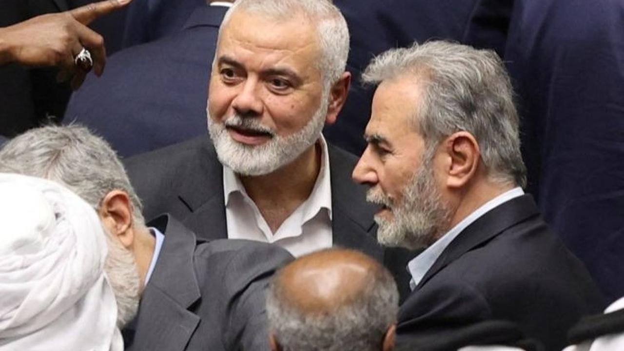 Dalam kesempatan tersebut, Haniyeh tampak berdiri di tengah-tengah para hadiri perwakilan dari berbagai negara yang diundang. Foto: Majid Asgaripour/WANA (West Asia News Agency) via REUTERS<br>