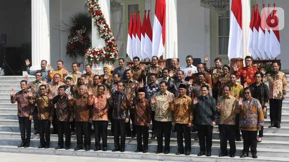 Presiden Joko Widodo atau Jokowi didampingi Wakil Presiden Ma'ruf Amin foto bersama para menteri Kabinet Indonesia Maju usai memperkenalkan mereka  di Istana Merdeka, Jakarta, Rabu (23/10/2019). Kabinet Indonesia Maju akan membantu Jokowi-Ma'ruf pada periode 2019-2024. (Liputan6.com/AnggaYuniar)