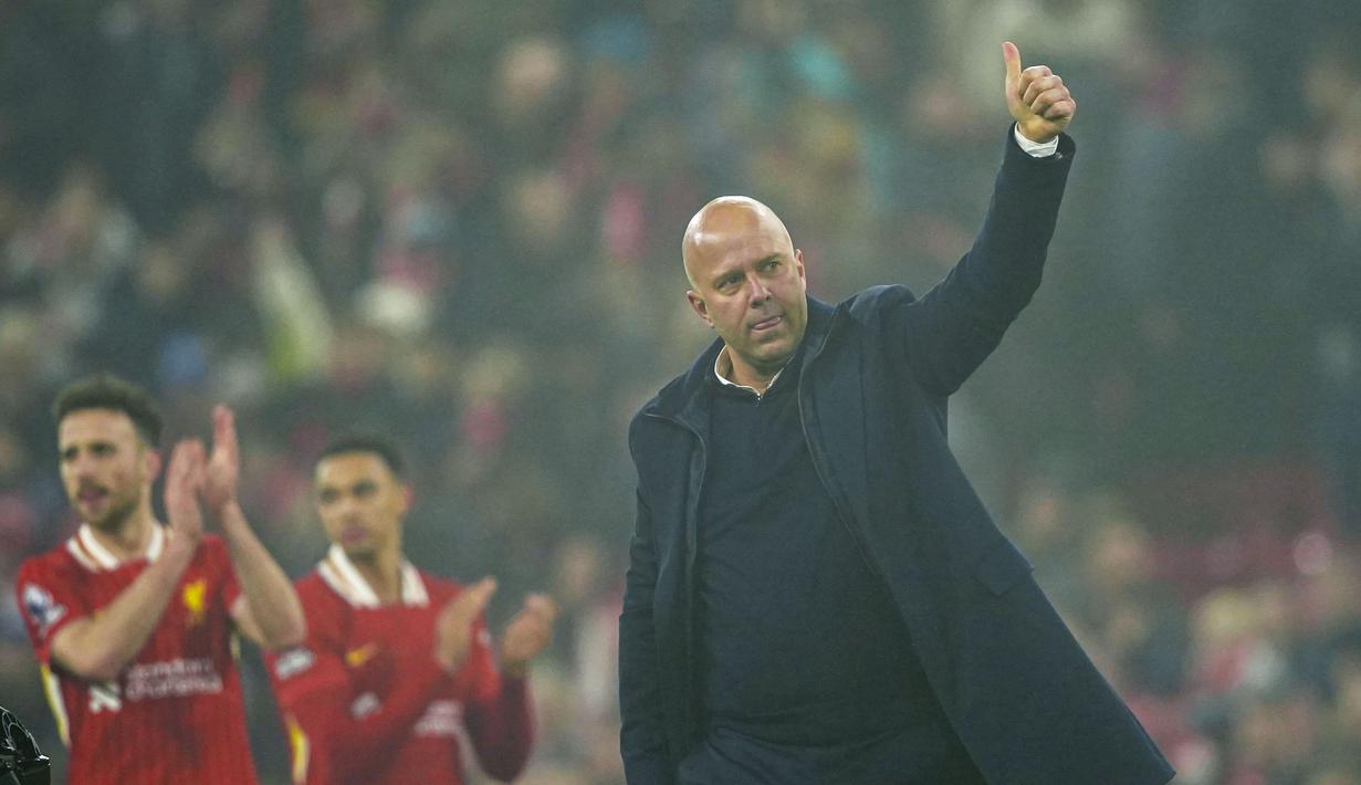 Pelatih Liverpool, Arne Slott merayakan kemenangan dalam laga lanjutan Liga Inggris 2024/2025 melawan Leicester di Anfield, Liverpool, Inggris, Jumat (27/12/2024) WIB. (AP Photo/PA/Peter Byrne)