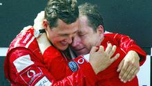 Pembalap Ferrari, Michael Schumacher (kiri) mendapatkan ucapan selamat dari Direktur Olahraga Prancis Jean Todt di podium setelah menjuarai Grand Formula 1 GP Prancis di Sirkuit Magny-Cours, 21 Juli 2002. (AFP/Patrick Hertzog)