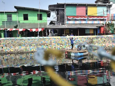 Petugas Dinas Sumber Daya Air DKI Jakarta memasang sling atau tali baja sebelum pemasangan waring di Kali Sentiong atau Kali Item, Tanjung Priok, Selasa (31/7). Pemprov DKI Jakarta menambah pemasangan waring sepanjang 100 m. (Merdeka.com/Iqbal S Nugroho)