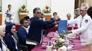 Ketua Umum Partai Garuda Ahmad Ridha Sabana menyerahkan dokumen daftar bakal calon legislatif (bacaleg) kepada Ketua Komisi Pemilihan Umum (KPU) Hasyim Asy'ari di Gedung KPU, Jakarta, Kamis (11/5/2023). Partai Garuda mendaftarkan 580 bacaleg untuk DPR pada Pemilu 2024. (Liputan6.com/Herman Zakharia)