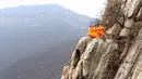 Sejumlah murid dari sekolah bela diri berlatih kungfu Shaolin di ujung tebing gunung  Songshan, , China , (17/3). Tanpa dibekali alat keamanan, Para murid ini melakukan gerakan ekstrem di tebing gunung. (REUTERS / China Daily)