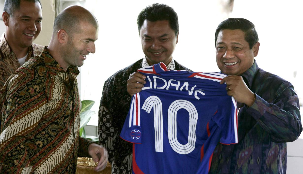 Presiden RI ke-6 Susilo Bambang Yudhoyono menerima jersey nomor 10 milik Zinadine Zidane di Istana Negara, Jakarta (06/07/2007).  Kunjungan Zidane ke Indonesia untuk memperkenalkan Sepak bola kepada anak-anak Indonesia.  (EPA/Jurnasyanto Sukarno)