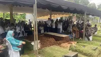 Prosesi Pemakaman Mantan Menteri Koordinator Bidang Kemaritiman, Rizal Ramli di tempat pemakaman umum (TPU) Jeruk Purut Jakarta. (Liputan6.com/Muhammad Radityo Priyasmoro)