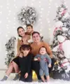 Gaya keluarga Rendy Kjaernett dan Lady Nayoan rayakan Natal tahun ini tentu menuai perhatian, setelah keduanya hampir bercerai karena isu perselingkuhan yang dilakukan Rendy. Keduanya justru tampil semakin lengket akhir-akhir ini. Di hari Natal, Rendy dan Lady Nayoan dengan ketiga anaknya kompak berfoto di depan latar bertemakan salju dan pohon Natal. Rendy dan Lady Nayoan tampil kompak dengan outfit berwarna cokelat, sedangkan ketiga anaknya juga kompak pakai outfit kasual yang serasi. [Foto: Instagram/ladynayoan]