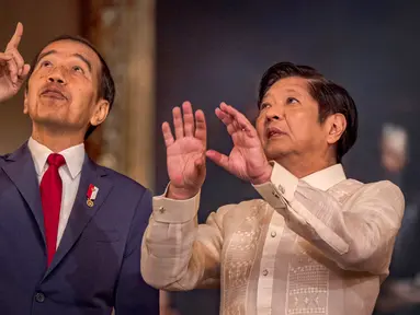 Presiden Republik Indonesia Joko Widodo atau Jokowi (kiri) dan Presiden Filipina Ferdinand Marcos Jr berbincang saat bertemu di Istana Malacanang, Manila, Filipina, Rabu (10/1/2024). Pertemuan Jokowi dengan Ferdinand Marcos Jr dalam rangka memperkuat sejumlah kerja sama kedua negara. (Ezra Acayan/Pool Photo via AP)