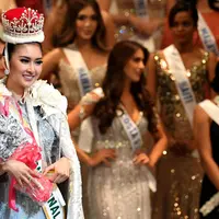 Senyum Kevin Lilliana setelah menerima mahkota Miss International 2017 di Tokyo, Jepang (14/11). Gadis 21 tahun ini menjadi perwakilan pertama Indonesia yang berhasil meraih mahkota Miss International 2017. (AFP Photo/Toshifumi Kitamura)