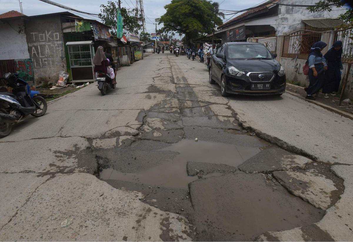 Kondisi Jalan Raya Tanjung Pasir Tangerang Rusak Parah Akibat Dilewati Truk-Truk Besar