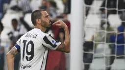 Bek Juventus, Leonardo Bonucci melakukan selebrasi setelah mencetak gol ke gawang Sampdoria pada pertandingan lanjutan Liga Serie A Italia di Allianz Stadium di Turin, Italia, Minggu (26/9/2021). Juventus menang tipis atas Sampdoria dengan skor 3-2. (Marco Alpozzi/LaPresse via AP)