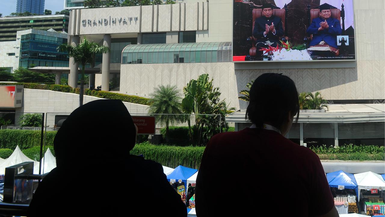 Warga Saksikan Prabowo Ucapkan Sumpah dan Janji sebagai Presiden Lewat Videotron