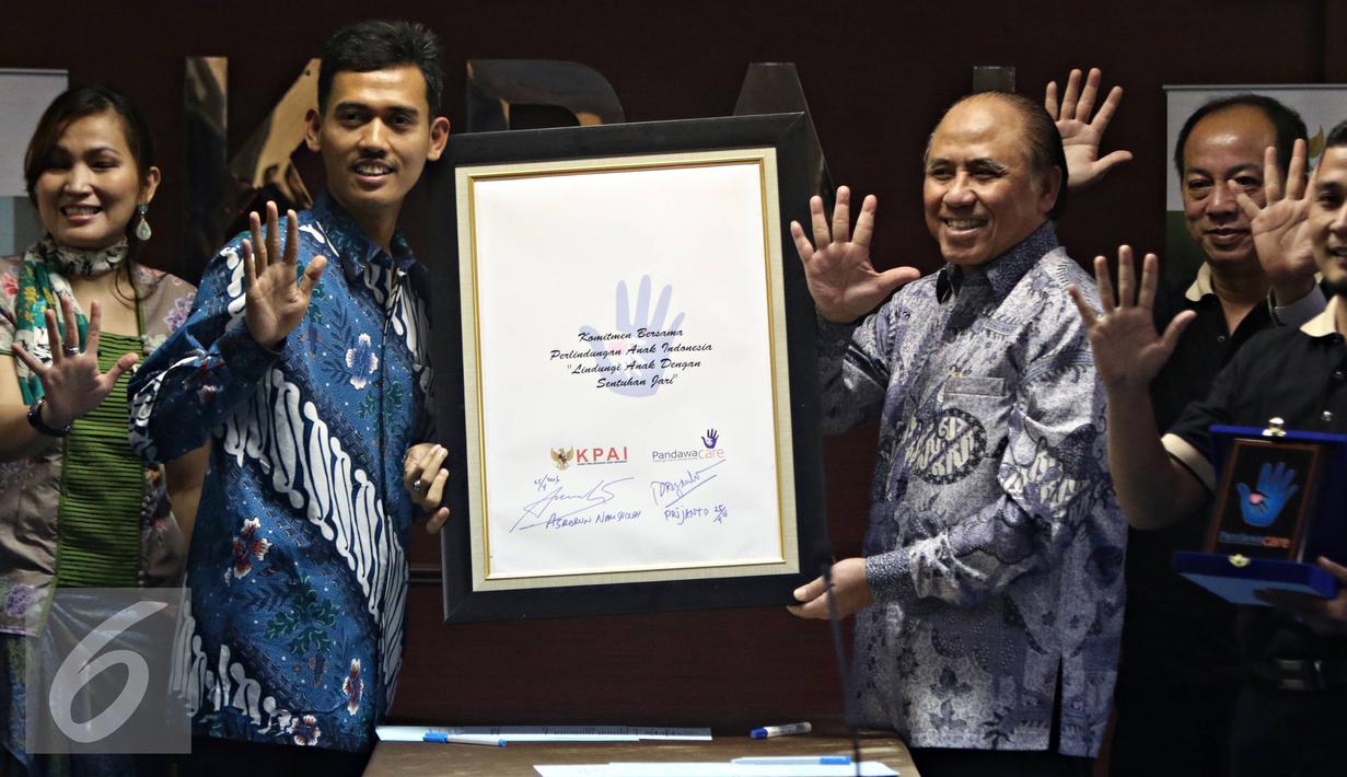 Ketua KPAI Asrorun Niam Sholeh (kedua kiri) bersama Ketua Dewan Pembinan Pandawa Care, Mayjen (Purn) Prijanto (ketiga kanan) berfoto bersama dalam acara peluncuran aplikasi Pandawa Care di Jakarta, Senin (25/4). (Liputan6.com/Immanuel Antonius)