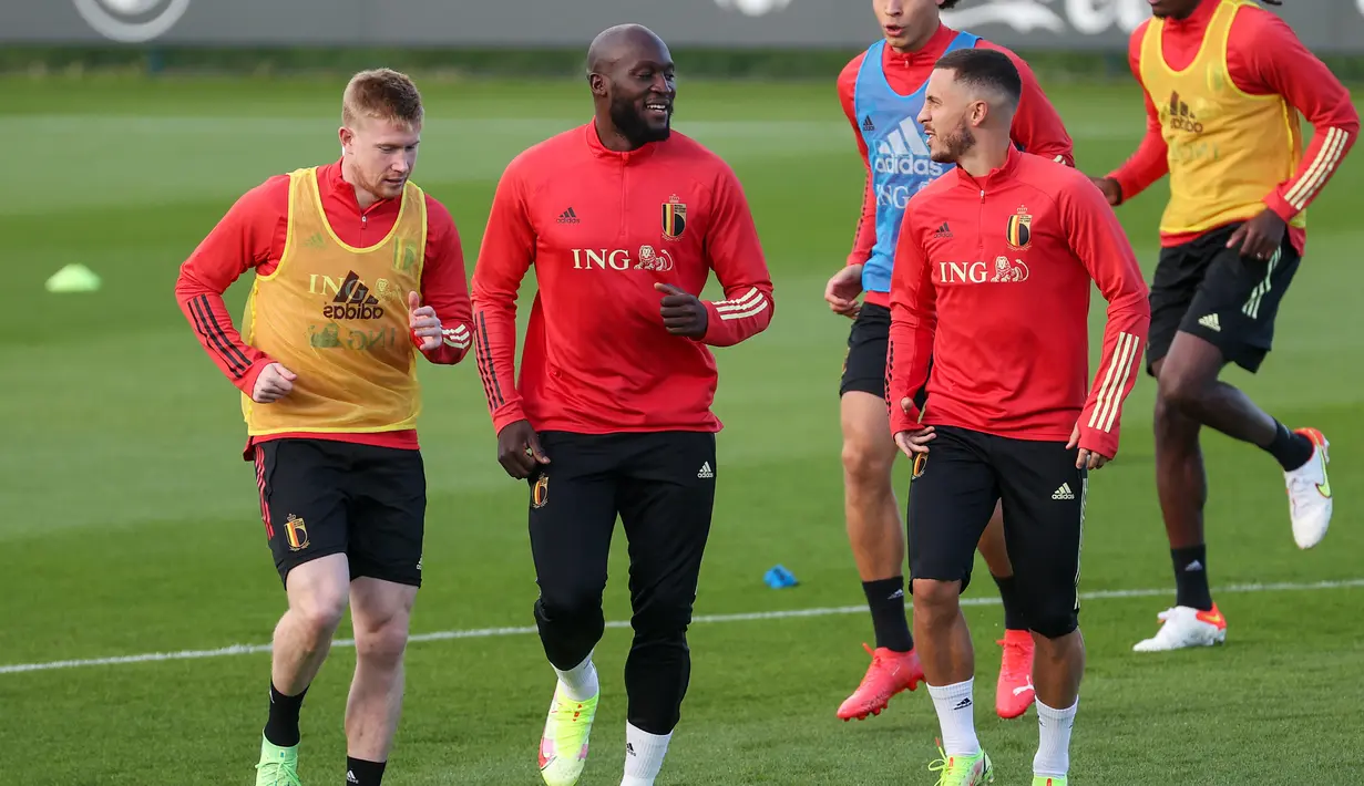 Gelandang Belgia Kevin De Bruyne, Romelu Lukaku dan Eden Hazard melakukan pemanasan selama sesi latihan di Tubize (5/10/2021). Belgia akan bertanding melawan Prancis pada semifinal UEFA Nations League di Allianz Stadium. (AFP/Belga/Virginie Lefeour)