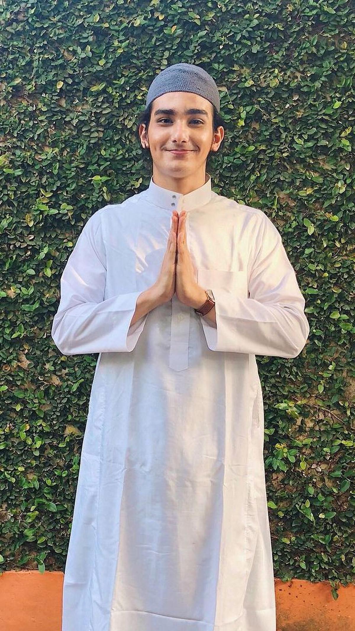 Tampil Simpel dengan Memakai Gamis Thawb atau Thobe