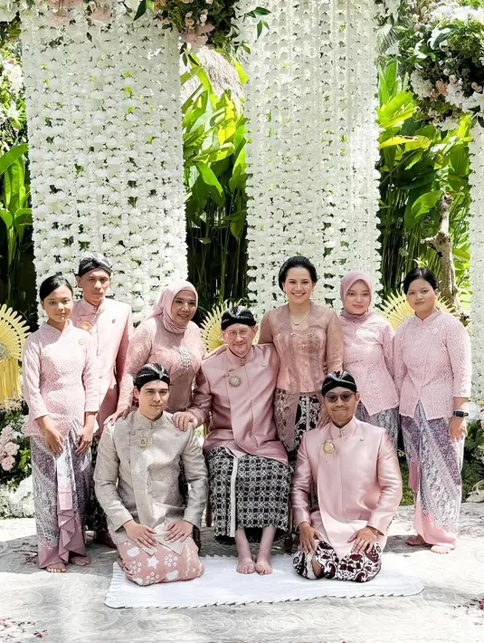 Maxime tampil dengan beskap warna abu-abu dihiasi bros emas. [Foto: instagram/ Ayu Dewi]