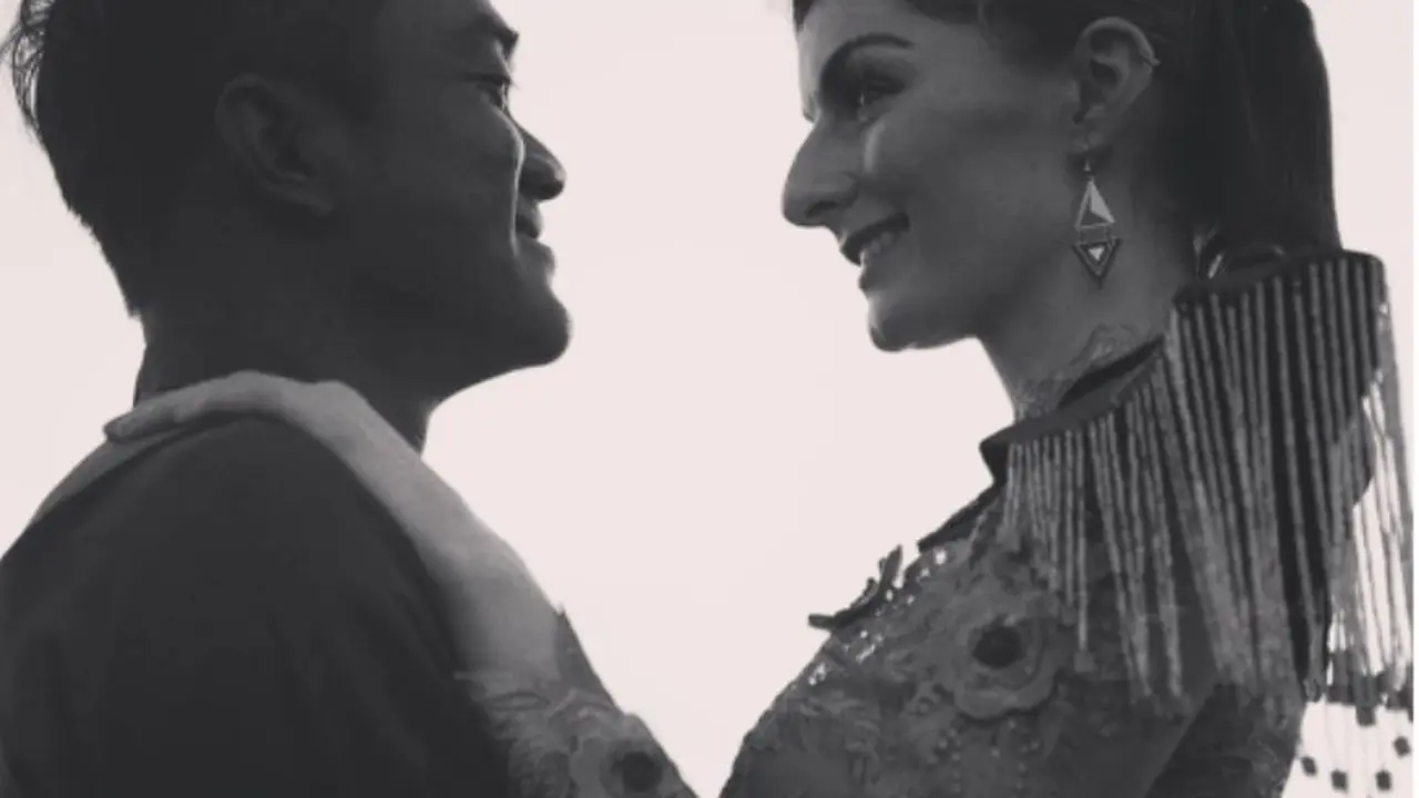 Tak Cuma dengan Istri, Bayu Kumbara Juga Mesra dengan Mertua