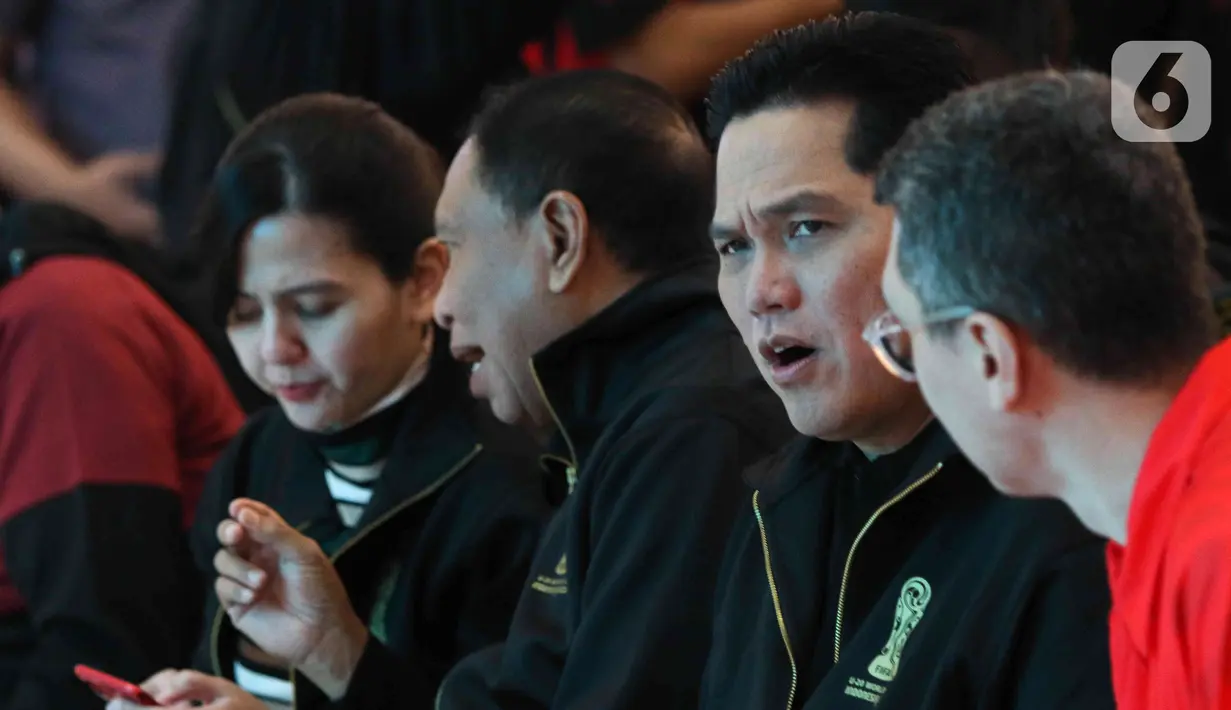 Ketua Umum PSSI Erick Thohir saat launching merchandise resmi Piala Dunia U-20 2023 di Atrium Mall FX Sudirman, Senayan, Jakarta, Rabu (8/3/2023). Apparel lokal, Juara, dipercaya menjadi penyedia suvenir Piala Dunia U-20 2023 dengan menyediakan 53 jenis merchandise yang siap dijual ke masyarakat. (Liputan6.com/Herman Zakharia)