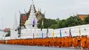 Ratusan biksu tiba untuk upacara di Grand Place memperingati ulang tahun ke-70 Raja Thailand Bhumibol Adulyadej Berkuasa di Bangkok, Thailand (9/6). Peringatan ini akan diwarnai dengan doa pagi yang dipimpin 770 biksu. (REUTERS/Jorge Silva)