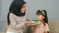 Anak-anak enggan makan sayur salah satunya karena sayuran bukan menjadi makanan favorit yang punya rasa lezat.