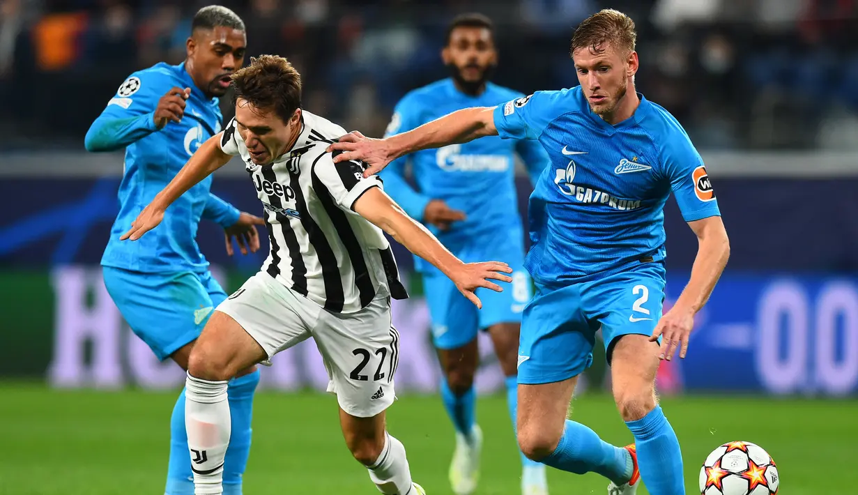 Pada menit ke-26 gantian Juventus yang memperoleh peluang. Penetrasi Federico Chiesa (tengah) berhasil melewati dua pemain belakang Zenit, untuk kemudian melepaskan tembakan yang masih mampu diblok lawan. (AFP/Olga Maltseva)