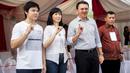 Calon gubernur DKI, Basuki Tjahaja Purnama (Ahok) bersama istri, Veronica Tan dan anaknya Nicholas Sean menunjukkan tinta pada jarinya usai mencoblos pada Pilkada DKI putaran kedua di TPS 54, Pluit, Jakarta Utara, Rabu (19/4). (Liputan6.com/Faizal Fanani)