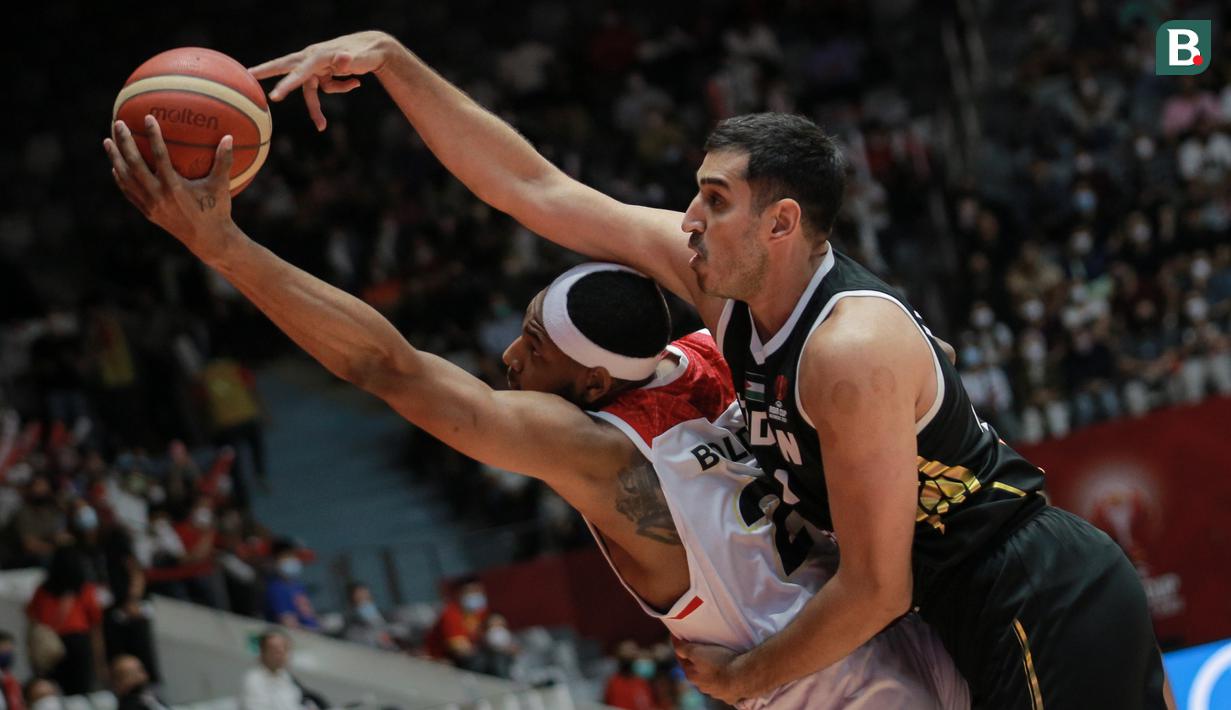 <p>Pemain Timnas Basket Indonesia, Maruqes Tarrell Bolden (kiri) berebut bola dengan pemain Timnas Basket Yordania, Ahmad Al Dwairi saat matchday kedua Grup A FIBA Asia Cup 2022 antara Timnas Basket Indonesia melawan Timnas Basket Yordania di Istora Senayan, Jakarta, Kamis (14/07/2022). (Bola.com/Bagaskara Lazuardi)</p>