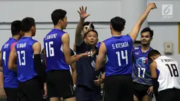 Pelatih Timnas voli putra Thailand, Supajirakul Monchai (tengah) memberi arahan saat time out melawan Australia pada Kejuaraan Voli Asia 2017 ke-16 di GOR Tri Dharma, Gresik, Selasa (25/7). Thailand kalah 2-3. (Liputan6.com/Helmi Fithriansyah)