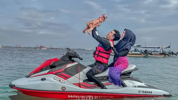 6 Potret Ria Ricis dan Teuku Ryan Ajak Baby Moana Naik Jetski, Dihujat Netizen