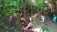 Tim SAR Gabungan saat mencari keberadaan bocah yang terseret arus drainase di Minahasa Utara.