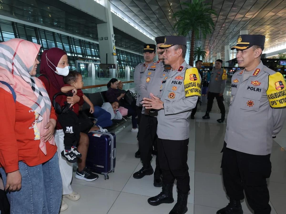 FOTO: Satgas Operasi Ketupat Tinjau Arus Mudik di Bandara Soekarno Hatta