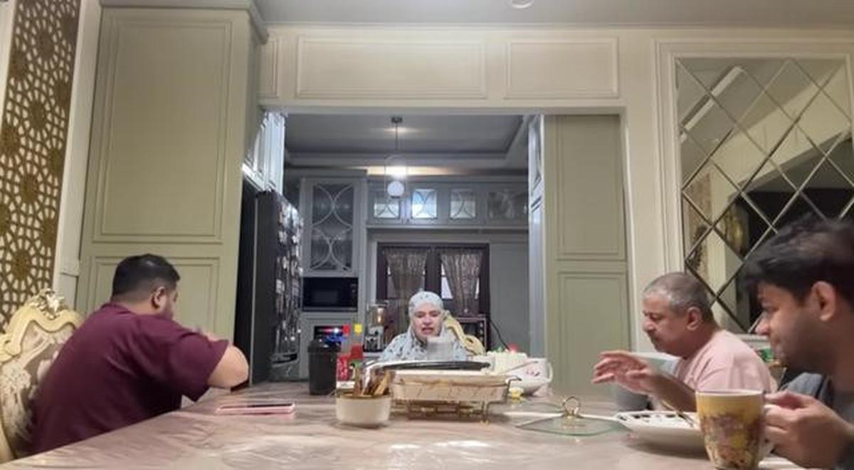 5 Potret Ruang Makan di Rumah Fadil Jaidi saat Sahur, Usung Gaya Klasik Modern Elegan