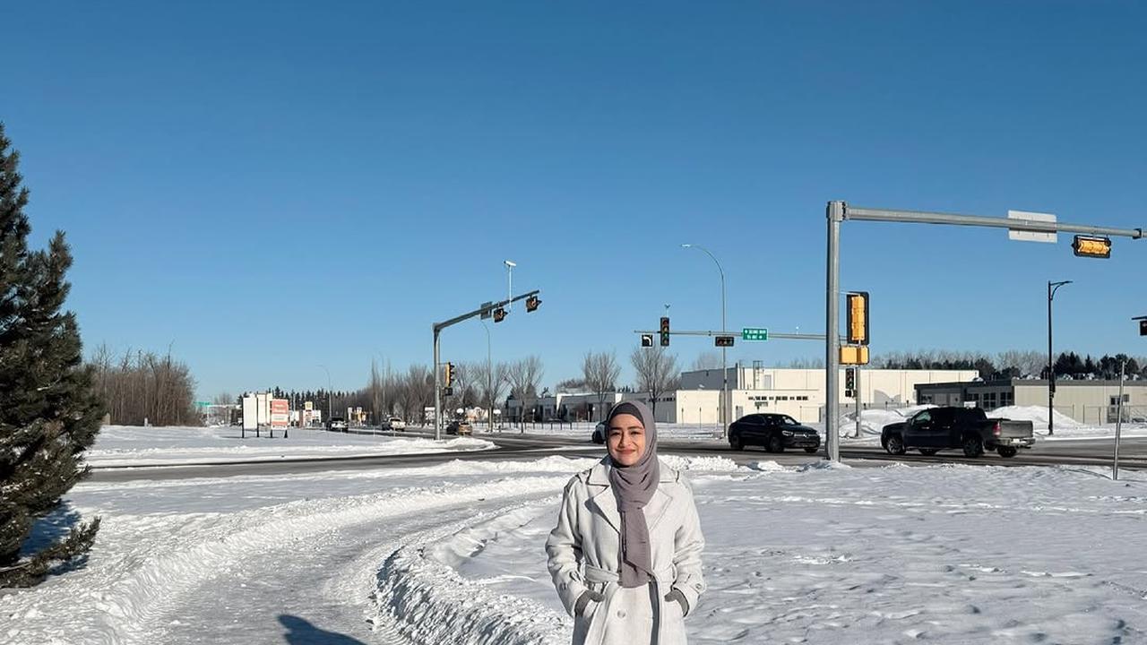 7 Potret Cindy Fatikasari dan Tengku Firmansyah Nikmati Winter di Kanada, Suhu -20 Derajat - Naik Mobil Serasa Naik Bombom Car