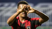 Gelandang Persipura, Ramai Melvin Rumakiek melakukan selebrasi usai mencetak gol penyeimbang 1-1 dalam laga pekan pertama BRI Liga 1 2021/2022 antara Persipura Jayapura melawan Persita Tangerang di Stadion Pakansari, Bogor, Sabtu (28/08/2021) malam WIB. (Foto: Bola.com/Bagaskara Lazuardi)