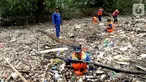 Petugas gabungan membersihkan tumpukan sampah yang menyumbat aliran air Sungai Cikeas di kawasan Bendung Koja Jatiasih, Bekasi, Jawa Barat, Rabu (16/10/2019). Pembersihan sekitar 1.200 meter kubik sampah bambu  tersebut diperkirakan menghabiskan waktu dua minggu. (merdeka.com/Arie Basuki)