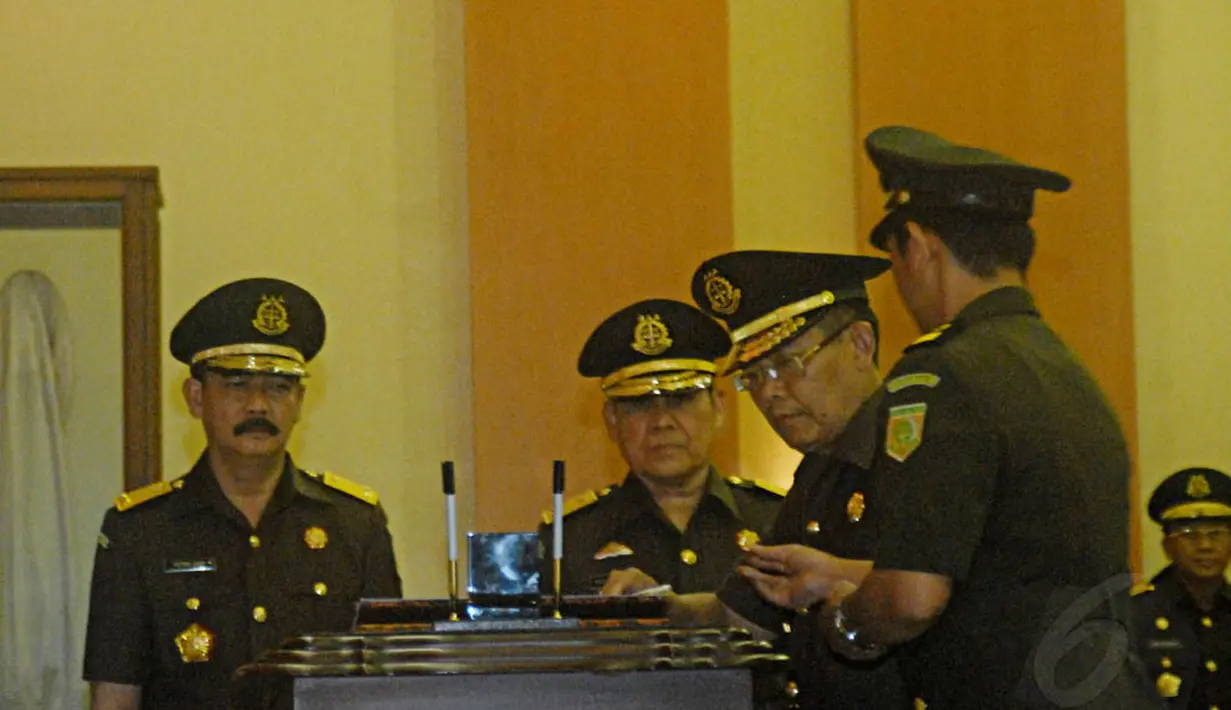 Sejumlah pejabat eselon II dilingkungan Kejaksaan Agung pun mengalami rotasi, dari 44 pejabat yang di rotasi, secara seremonial 28 pejabat eselon II resmi dilantik sekaligus serah terima jabatan.  Rabu (28/5/14) (Liputan6.com/Johan Tallo)