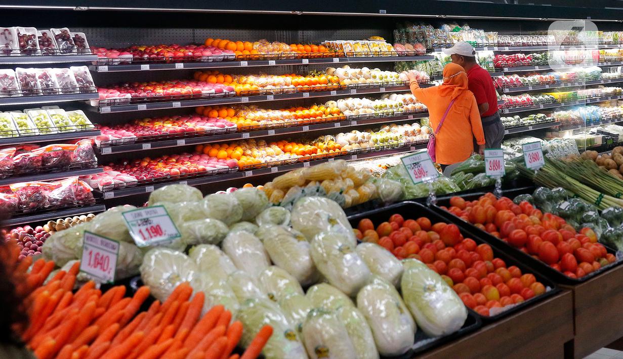 Pengunjung memilih buah-buahan di toko digital Scan and Go, CBD Ciledug, Tangerang, Banten, Rabu (8/3/2023). Sejumlah sektor usaha yakni ritel, makanan minuman, dan fesyen diprediksi bakal melonjak saat momen Ramadan tahun ini. (Liputan6.com/Angga Yuniar)