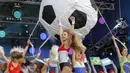 Penari menggunakan seragam negara kontestan saat tampil pada pembukaan Piala Dunia 2018  di Luzhniki stadium, Moskow, Rusia, (14/6/2018). Rusia dan Arab Saudi tampil pada laga pembuka. (AP/Vadim Ghirda)
