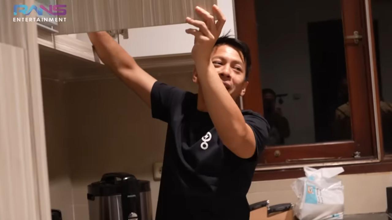 5 Potret Dapur Rumah Baru Ariel Noah Jarang Tersorot, Luas Banget tapi Perabotan Cuma Ada Kompor & Magicom