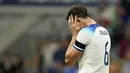 Reaksi Harry Maguire usai pertandingan melawan Italia pada UEFA Nations League di stadion San Siro, di Milan, Italia, Jumat, 23 September 2022. Kekalahan ini memastikan Inggris jeblos ke Liga B UEFA Nations League edisi 2023/2024. (AP Photo/Antonio Calanni)