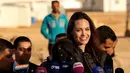 Utusan khusus lembaga pengungsi PBB, aktris Angelina Jolie saat konferensi pers di Kamp Pengungsi Suriah Zaatari di Mafraq, Yordania, Minggu (28/1). Menurut Jolie, perlu penyelesaian politik secara damai di Suriah. (Khalil MAZRAAWI/AFP)